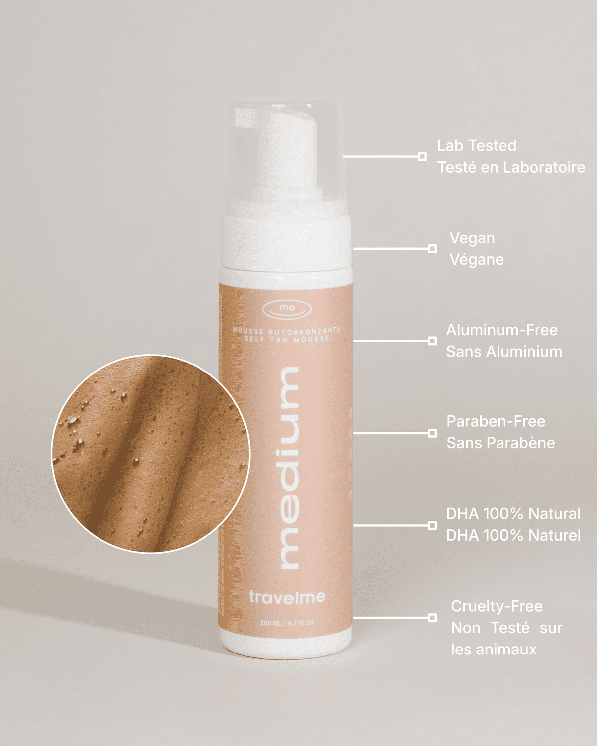 Mousse autobronzante Médium sur un fond blanc. Distinctions du produit à sa droite : DHA naturel, autobronzant naturel, etc.