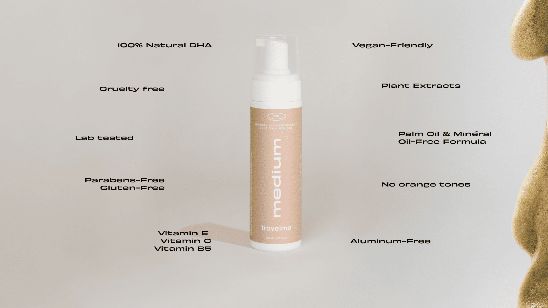 Mousse autobronzante Medium sur un fond blanc avec de l'ombrage et de la mousse. Distinctions en anglais du produit qui gravitent autour : DHA naturel, autobronzant naturel, etc.