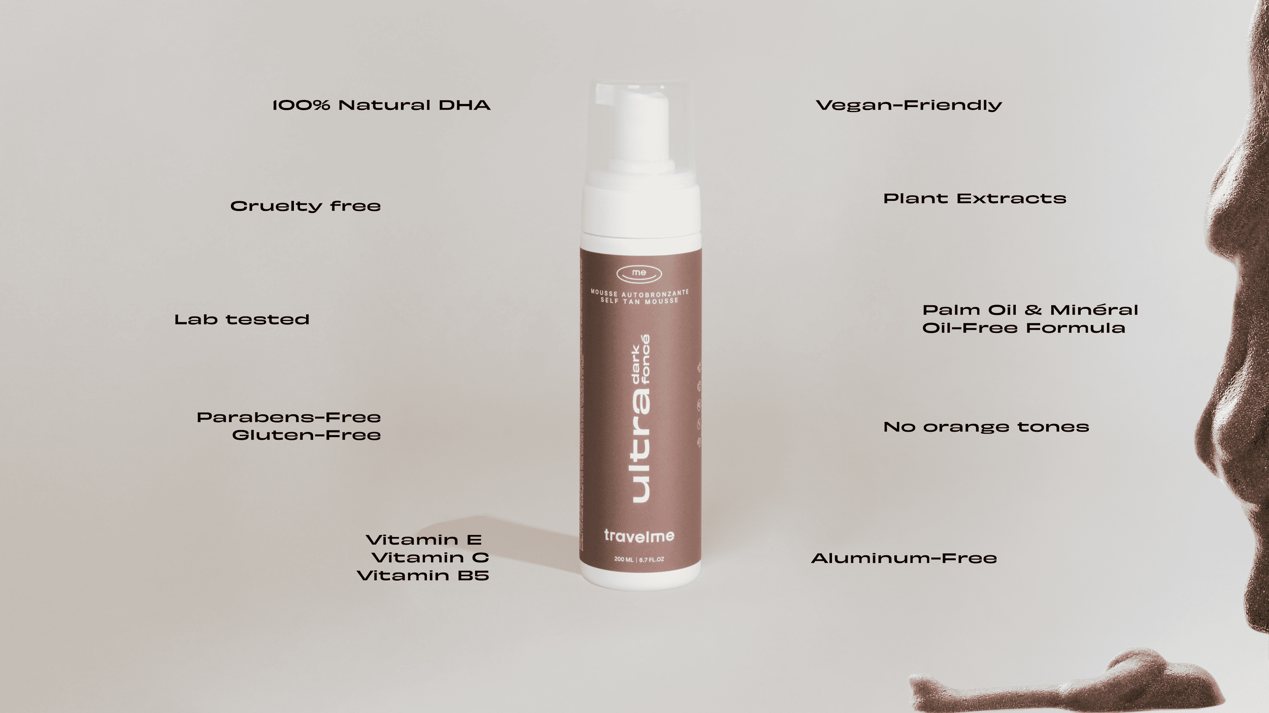 Mousse autobronzante Ultra Foncée sur un fond blanc avec de l'ombrage et de la mousse. Distinctions en anglais du produit qui gravitent autour : DHA naturel, autobronzant naturel, etc.