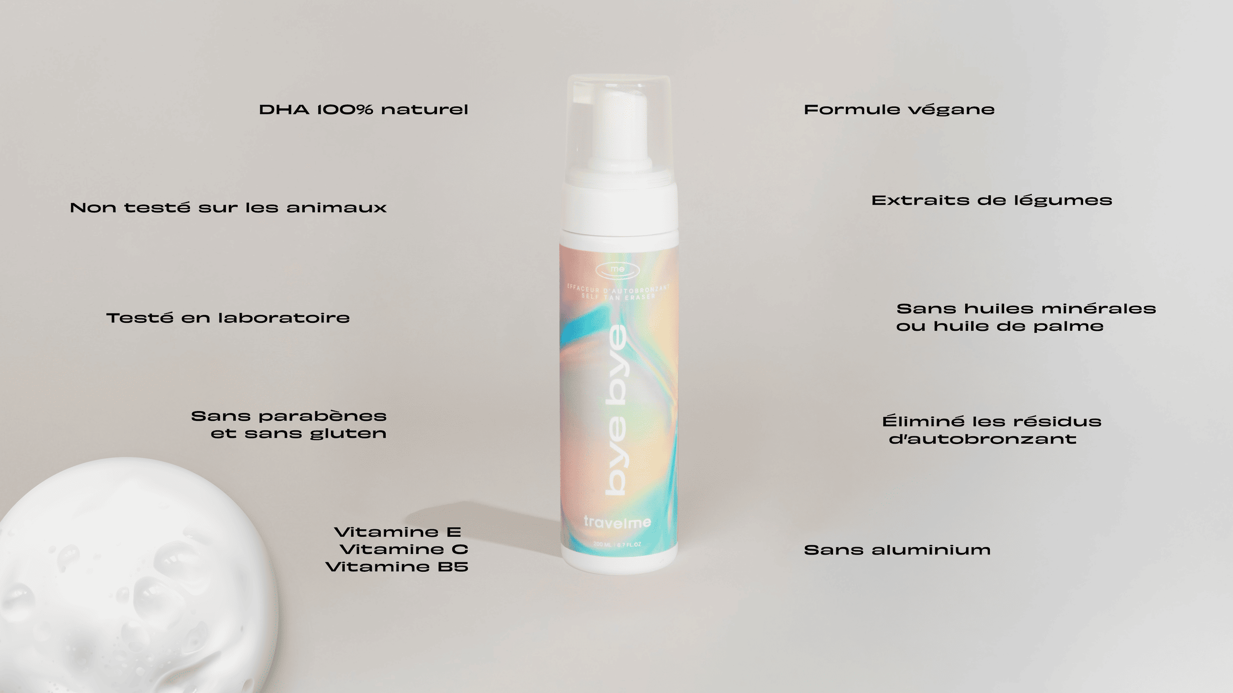 Mousse nettoyante d'autobronzant sur un fond blanc avec de l'ombrage et de la mousse. Distinctions du produit qui gravitent autour : DHA naturel, extraits légumes, élimine les résidus produits autobronzants, etc.