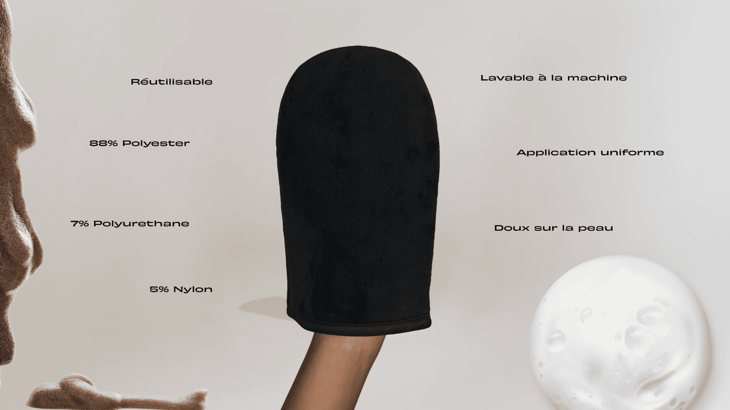 Gant d'application pour autobronzant sur un fond blanc avec de l'ombrage et de la mousse. Distinctions du produit qui gravitent autour : mitt réutilisable, lavable à la machine, doux sur la peau, etc.