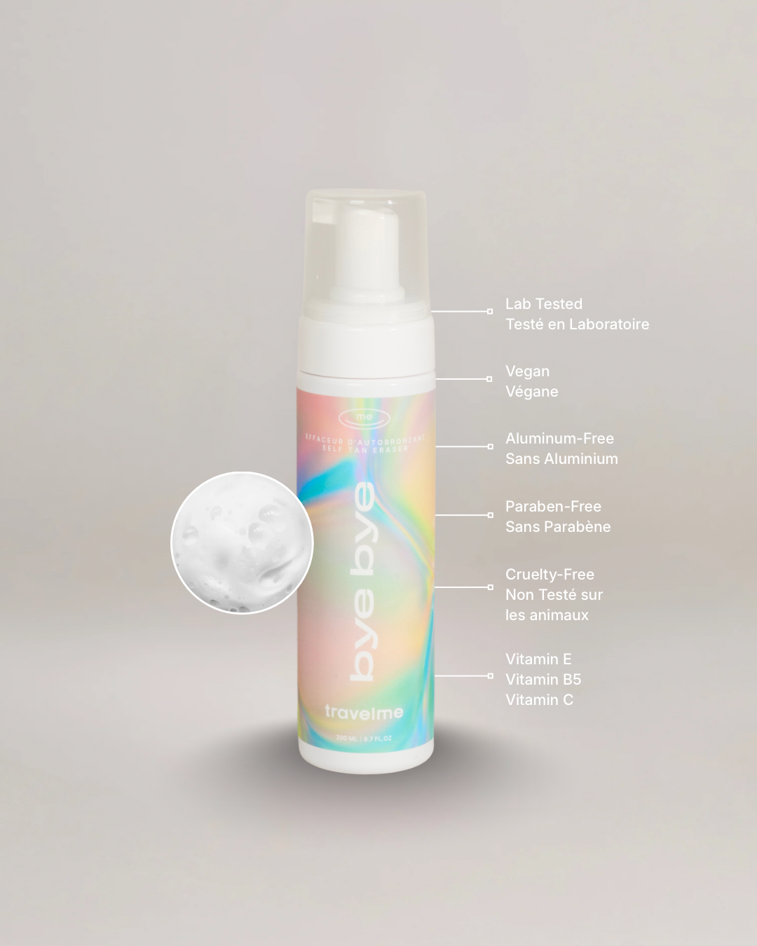 Mousse nettoyante d'autobronzant sur un fond blanc avec un plan rapproché de la mousse blanche. Distinctions du produit en français et anglais à sa droite : DHA naturel, extraits légumes, élimine les résidus produits autobronzants, etc.