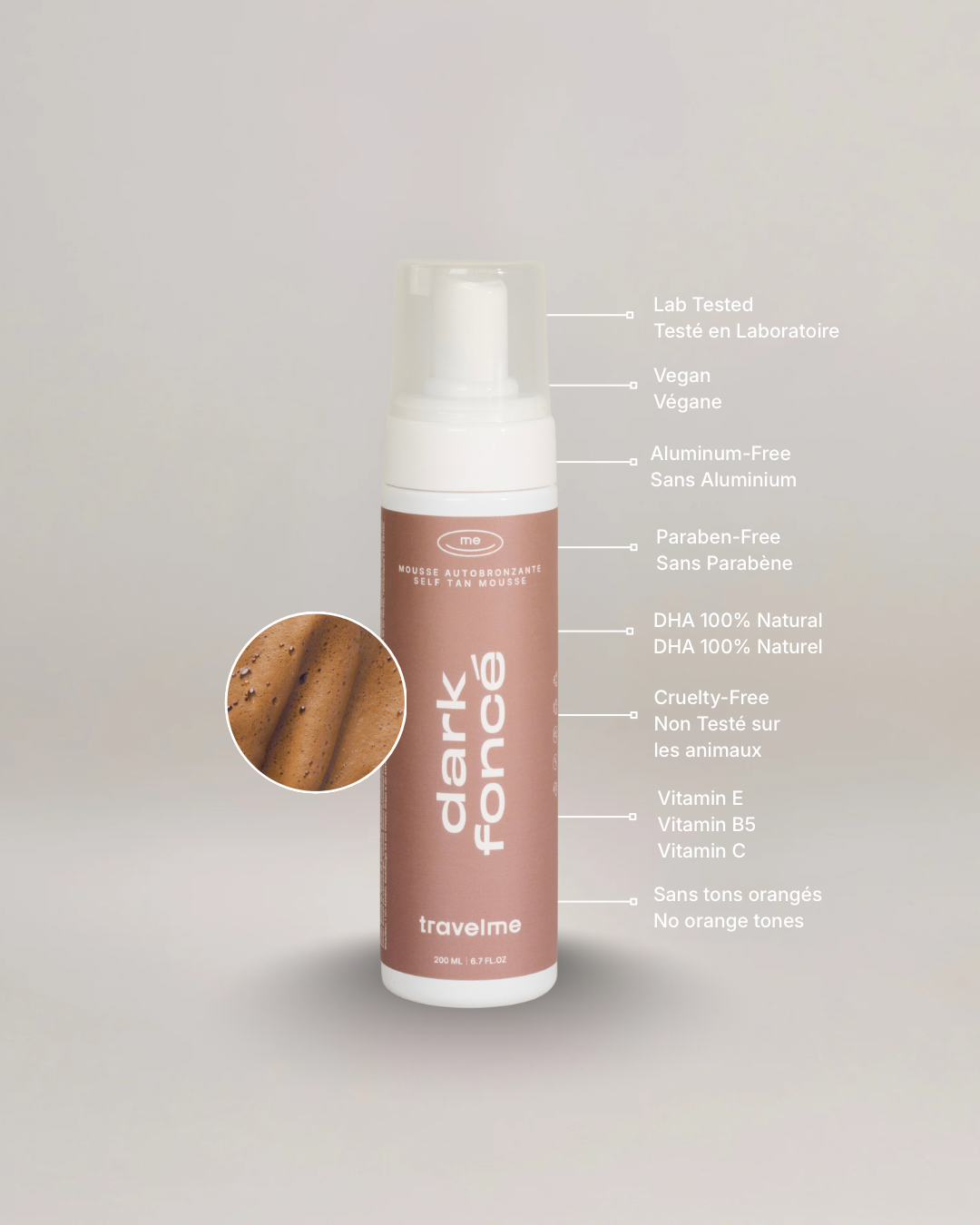 Mousse autobronzante Foncée sur un fond blanc avec une plan rapproché de la mousse. Distinctions en français et anglais du produit à sa droite : DHA naturel, autobronzant naturel, etc.