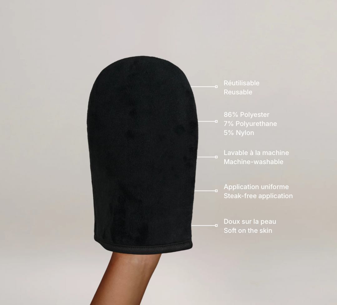 Gant d'application pour autobronzant sur un fond blanc. Distinctions du produit en français et anglais à sa droite, relié grâce à une barre : mitt réutilisable, lavable à la machine, doux sur la peau, etc.