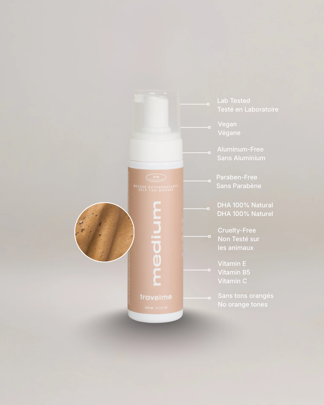 Mousse autobronzante Médium sur un fond blanc avec une plan rapproché de la mousse. Distinctions en français et anglais du produit à sa droite : DHA naturel, autobronzant naturel, etc.