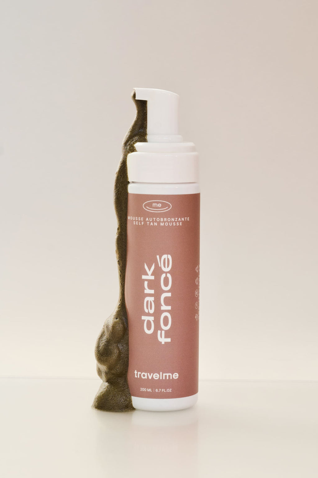 Mousse autobronzante Foncé, avec de la mousse qui coule, de l'entreprise québécoise TravelMe, sur un fond blanc.