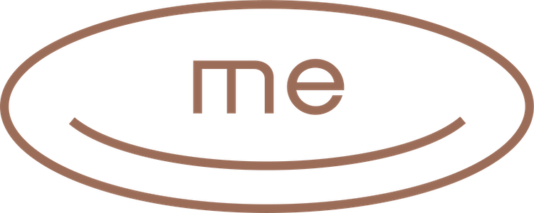 Symbole de marque de couleur brun TravelMe - compagnie québécoise de bien-être et routines self care